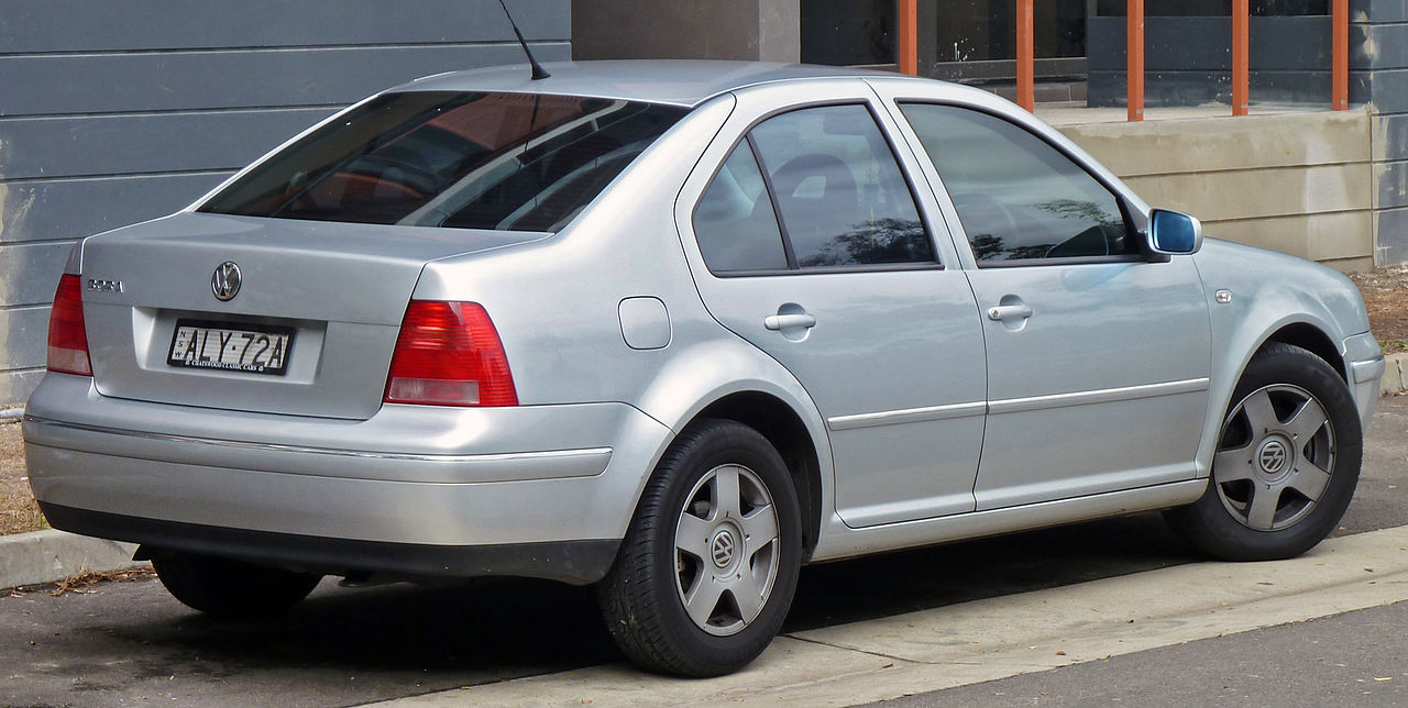 File:1999-2001 Volkswagen Bora (1J) sedan 02.jpg - Wikimedia Commons