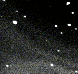 Apophis on kuvan keskellä vasemmalle (suhteessa tähtiin) liikkuva harmaa piste