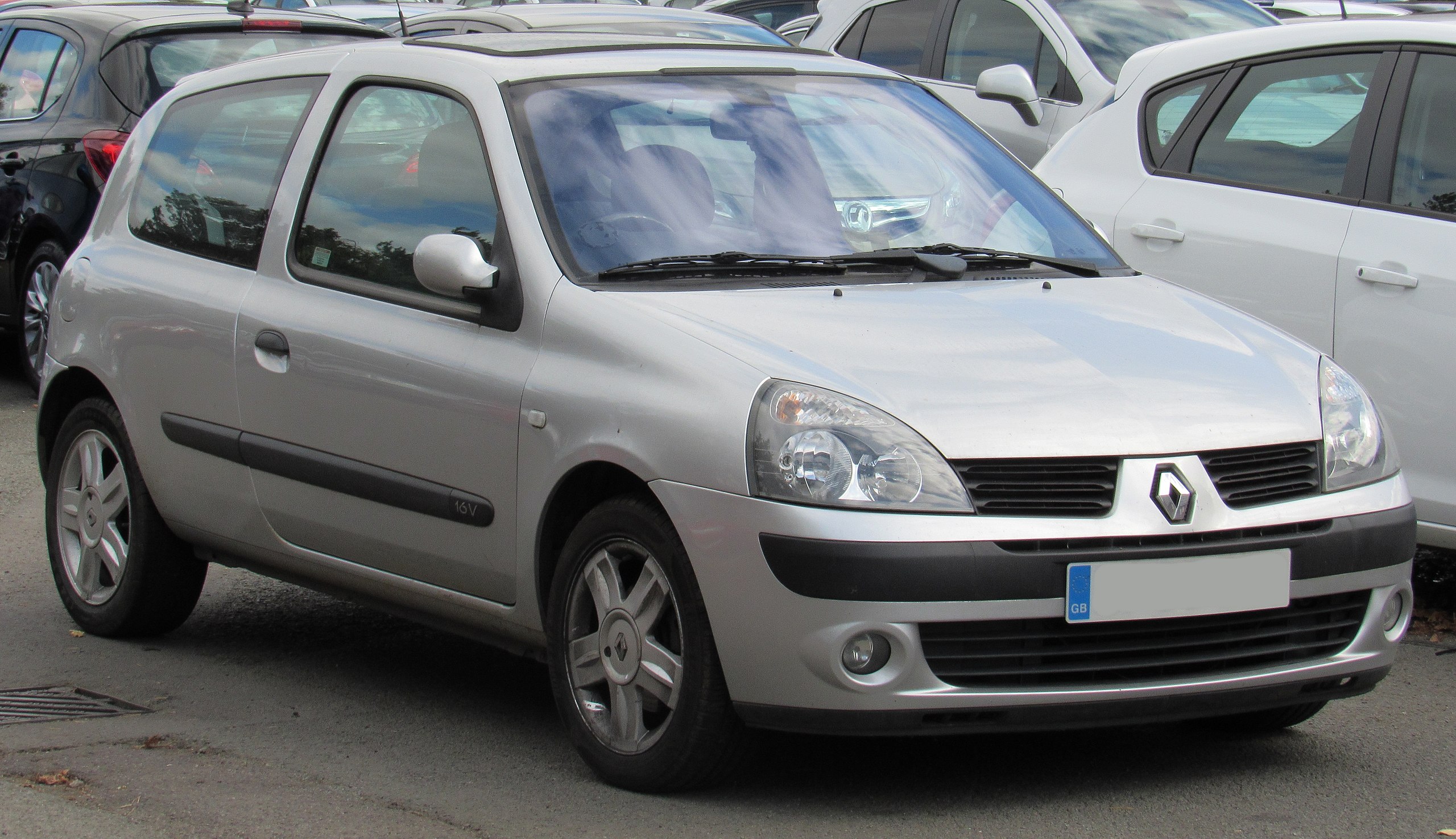 trechter partner aflevering File:2005 Renault Clio Dynamique 16V 1.1 Front.jpg - Wikimedia Commons