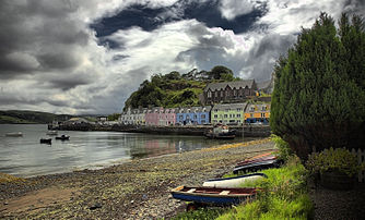 Portree, ville principale de l'île de Skye de l'archipel des Hébrides intérieures en Écosse, célèbre pour son port pittoresque. (définition réelle 1 591 × 962)