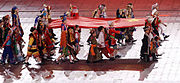 北京奥运会开幕式，身穿中国56个民族服装的儿童共同托举国旗步入会场（2008年8月8日）
