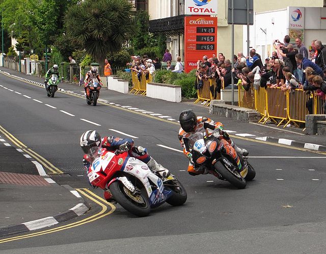 Michael Dunlop in front of Bruce Anstey during the 2013 Supersport TT