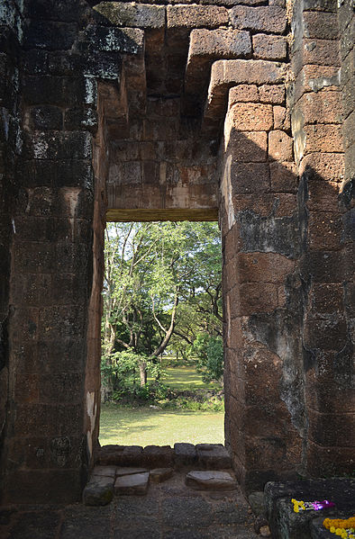 File:201401020957c (Hartmann Linge) Sukhothai San Ta Pha Daeng.jpg