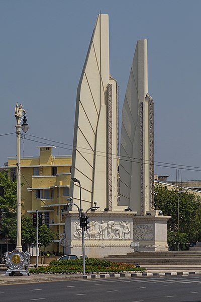 File:2016 Bangkok, Dystrykt Phra Nakhon, Pomnik Demokracji (01).jpg