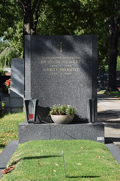 File:2017-08-147 063 Friedhof Hietzing - Egon Hilbert.jpg