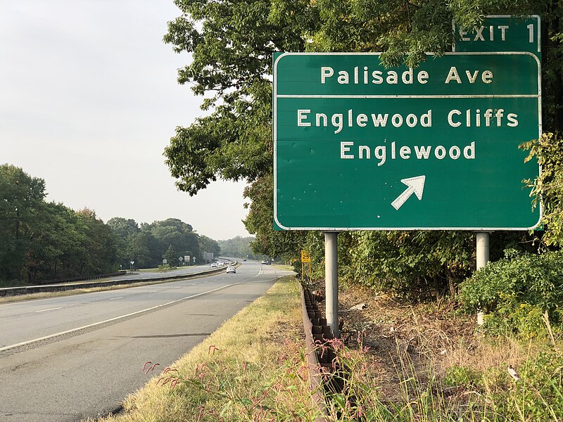 File:2020-09-25 08 15 51 View south along New Jersey State Route 445 (Palisades Interstate Parkway) at Exit 1 (Palisade Avenue, Englewood Cliffs, Englewood) in Englewood Cliffs, Bergen County, New Jersey.jpg
