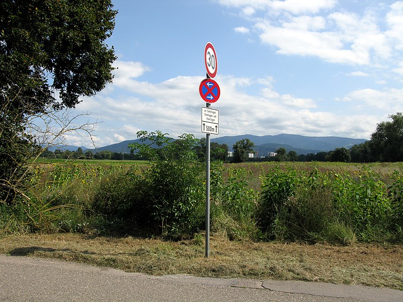 File:2021-08-20 Blick von der Straße "Zum Tiergehege" über die Felder, wo der neue Freiburger Stadtteil Dietenbach.jpg