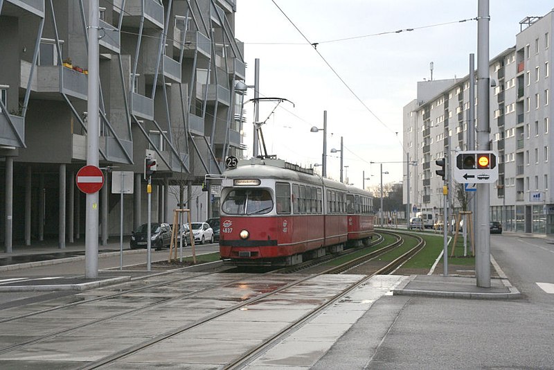 File:25 E1 4837 Tokiostraße 2013-01-10.jpg