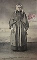 Vieille femme de Saint-Thégonnec vers 1910 (carte postale)