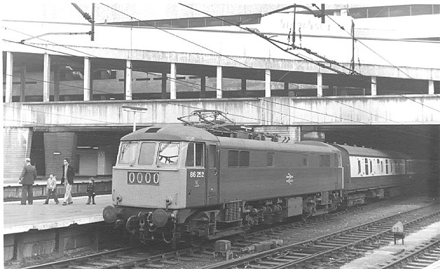 Class 86/2, no. 86252, at Birmingham New Street with a cross-armed AEI pantograph during the BR blue era. This locomotive was originally E3101, the cl