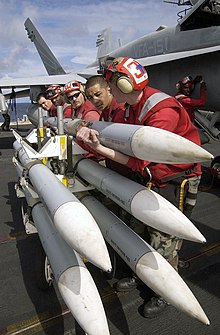 Mehrere AIM-120 werden verladen