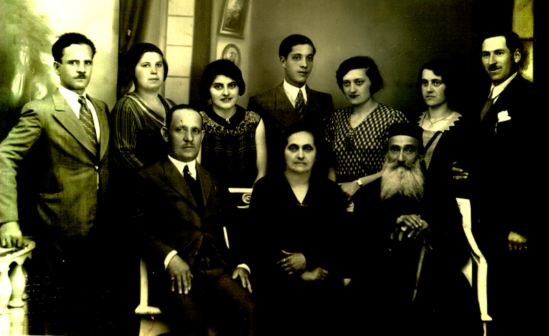 File:A jewish family in Galaţi, România.png