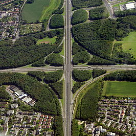 Knooppunt Kreuz Köln-Nord kijkend in zuidelijke richting. De A57 (van boven naar beneden) kruist hier de A1 (van links naar rechts) (2012).
