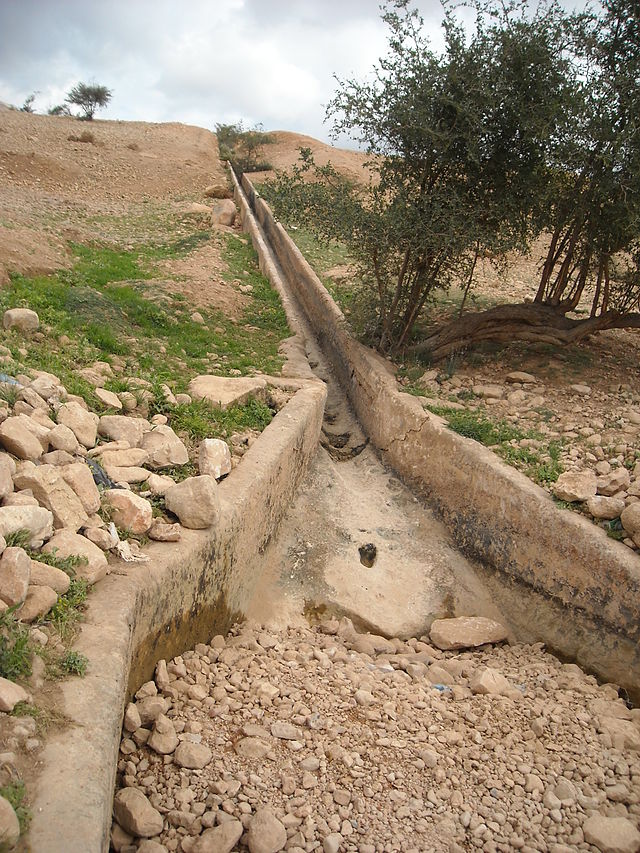 אמת מים יבשה בעוג'ה א-תחתא, עיירה פלסטינית השוכנת כ-10 ק"מ מצפון ליריחו.