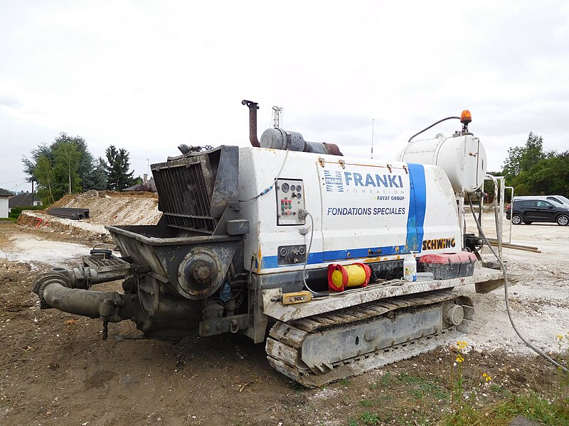 File:Aldi, Cosne, concrete pump (2).jpg