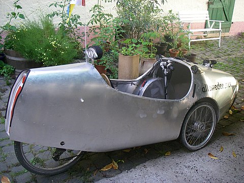 A partially enclosed Alleweder Alligt A3 three-wheeled aluminum velomobile[58] (2014)