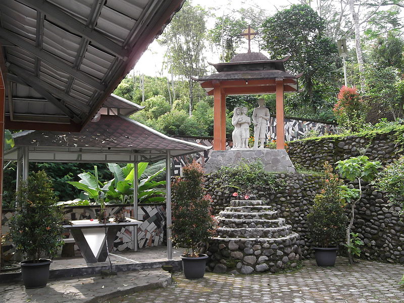 File:Altar and statue of the Holy Family in the Saint Mary Rawaseneng Prayer Garden.JPG