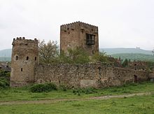 Amilakhvari Burg in Kvemo-Chala. Schloss Skhvilo im Hintergrund (Foto A. Muhranoff, 2011) .jpg