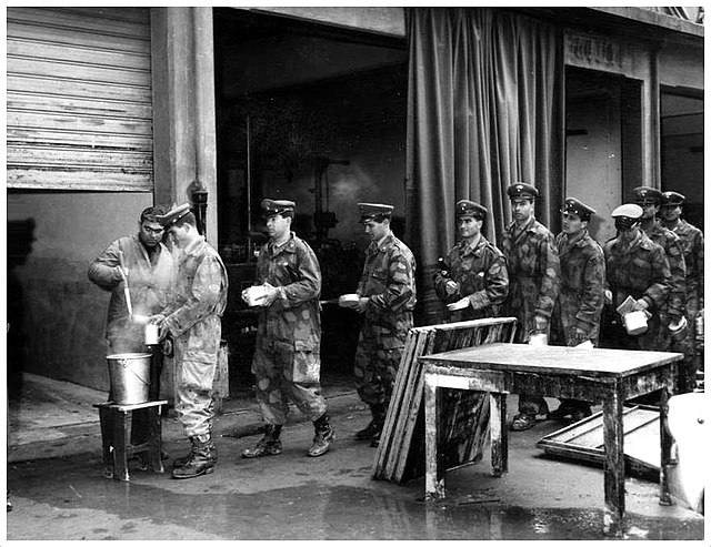 Gli allievi del 59º Corso Sottufficiali Carabinieri, anno 1966/67, si rifocillano alla meglio