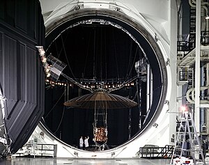 O ATS-F (ATS-6 quando em órbita) sendo testado em câmara de simulação espacial.