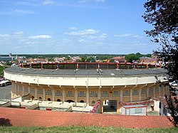 Arena Plumaçon, vedere din spate de la stația Mont-de-Marsan