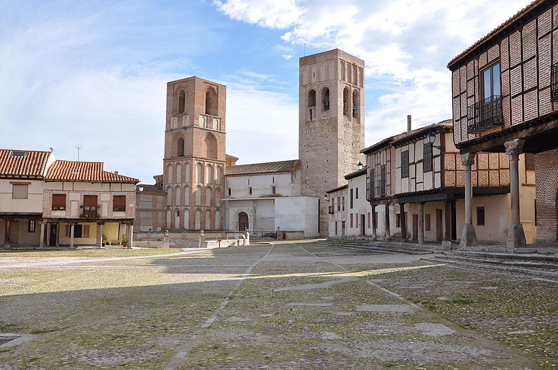 File:Arévalo-Plaza de la Villa-y San Martín.JPG