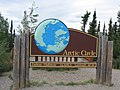 Un cartell al llarg de la Dalton Highway que marca la ubicació del cercle polar àrtic a Alaska