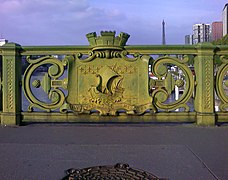 Escudo de armas de la ciudad de París, en el reverso de la valla