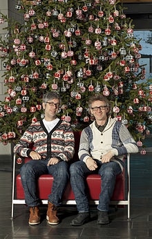 Arne dan Carlos pohon Natal decoration.jpg