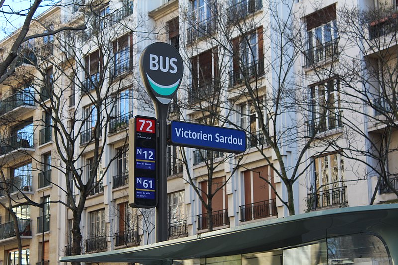 File:Arrêt bus Victorien Sardou Paris 2.jpg