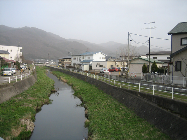 黄砂が空を覆った風景。山は霞んで見える。