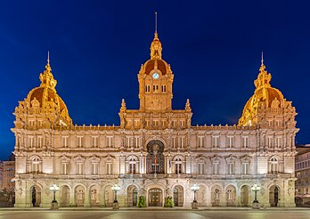 Vista frontal do Palácio Municipal da Corunha, Galiza, Espanha. O edifício modernista está localizado na praça Maria Pita, no centro da cidade. Foi construído entre 1908 e 1912 a partir de um projeto de Pedro Ramiro Mariño, e inaugurado em 1927 pelo rei Afonso XIII. (definição 5 696 × 4 033)