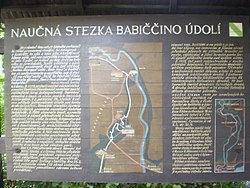 Informační tabule NS Babiččino údolí při vstupu do zámeckého areálu v Ratibořicích