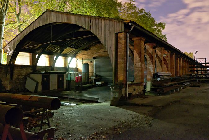 English: Dry dock on the Canal du Midi, in Toulouse. Français : Gare d'eau du bassin de radoub du Canal du Midi, à Toulouse.