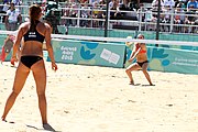 Deutsch: Beachvolleyball bei den Olympischen Jugendspielen 2018; Tag 9, 15. Oktober 2018; Mädchen, Viertelfinale: USA-Spanien 2–1 (21–19/17–21/15–9) English: Beach volleyball at the 2018 Summer Youth Olympics at 15 October 2018 – Girls Quarterfinals: USA-Spain 2–1 (21–19/17–21/15–9)