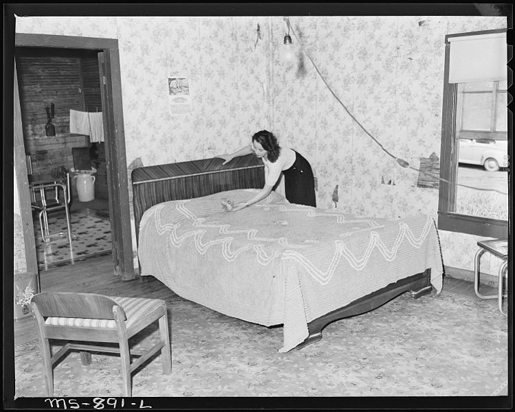 File:Bedroom home of Alvis New, miner who lives in company housing project. Adams, Rowe & Norman Inc., Porter Mine... - NARA - 540593.jpg