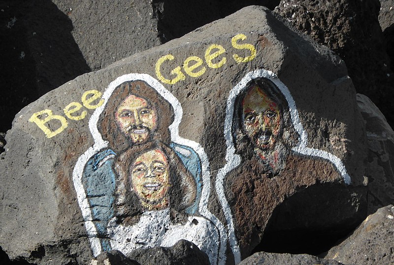 File:Bee Gees, 100 vizaĝoj de Santa Cruz.jpeg