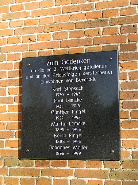File:Bergrade Kirche Denkmal Zweiter Weltkrieg 2012-03-23 633.JPG