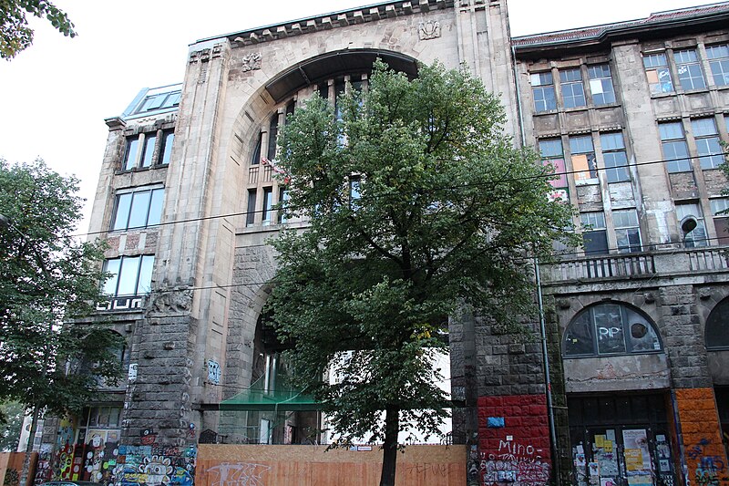 File:Berlin - Kunsthaus Tacheles.jpg