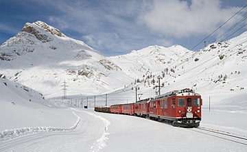 Plik:Berninabahn_zwischen_Lagalb_und_Ospizio_Bernina_im_Winter.jpg