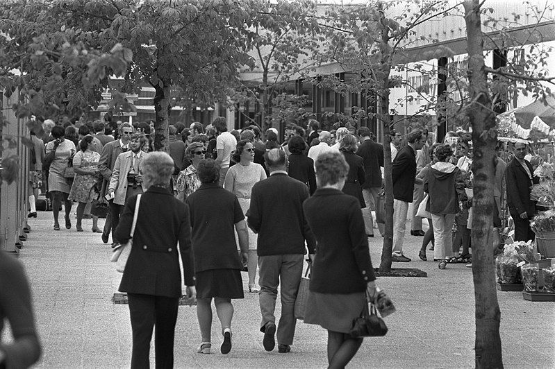 File:Bezoekers van de planten- en bloemententoonstelling in het Amstelpark in Amsterd, Bestanddeelnr 925-6091.jpg