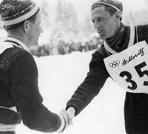 Birger Ruud (L) gratuluje olimpijskiego zwycięstwa Pettrowi Hugstedowi (7 lutego 1948)