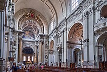 Vue de l'intérieur en direction de l'autel