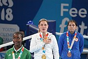 Deutsch: Boxen bei den Olympischen Jugendspielen 2018 Tag 12, 18. Oktober 2018 - Medaillenzeremonie im Fliegengewicht der Mädchen - Gold: Martina La Piana (Italien), Silber: Adijat Gbadamosi (Nigeria), Bronze: Heaven Destiny Garcia (USA); Medaillenübergabe durch Habu Gumel (IOC, Nigeria), Geschenkübergabe durch Dr. Joseph O. Ayeni (Nigeria, AIBA). English: Boxing at the 2018 Summer Youth Olympics on 18 October 2018 – Girl's flyweight Medal Ceremony - Gold: Martina La Piana (Italy), Silver: Adijat Gbadamosi (Nigeria), Bronze: Heaven Destiny Garcia (USA); Medal handover by Habu Gumel (IOC, Nigeria), Gift presented by Dr. Joseph O. Ayeni (Nigeria, AIBA). Español: Boxeo en los Juegos Olímpicos Juveniles de Verano de 2018 en 18 de octubre de 2018 - Ceremonia de la Medalla de peso mosca para niñas - Oro: Martina La Piana (Italia), Plata: Adijat Gbadamosi (Nigeria), Bronce: Heaven Destiny Garcia (Estados Unidos); Entrega de medallas por Habu Gumel (COI, Nigeria), Regalo presentado por Joseph O. Ayeni (Nigeria, AIBA).