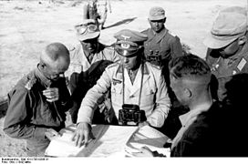 Erwin Rommel az Afrika-hadtest parancsnoka konzultál az embereivel 1942 júniusában