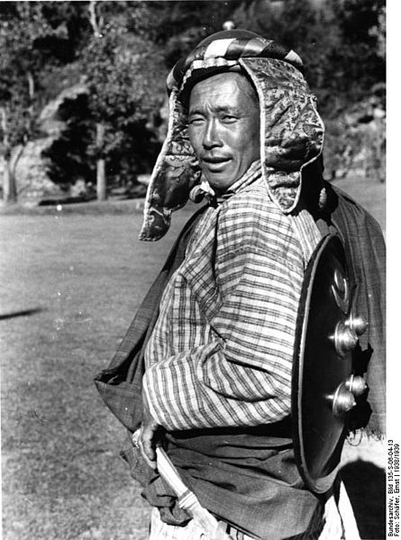 File:Bundesarchiv Bild 135-S-06-04-13, Tibetexpedition, Bhutankrieger in Rüstung.jpg