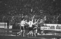 Bundesarchiv Bild 183-1986-0305-053, Fußball-Europapokal Pokalsieger, Dresden-Uerdingen.jpg