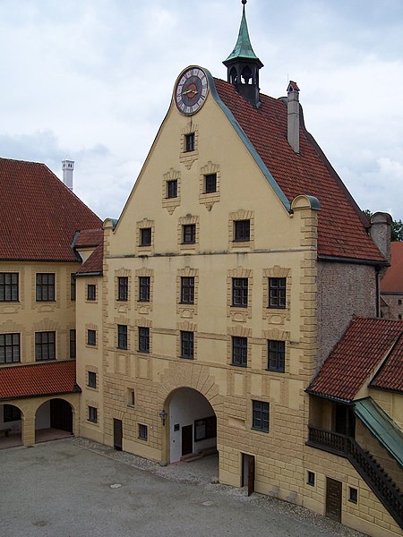 File:Burg Trausnitz.jpg