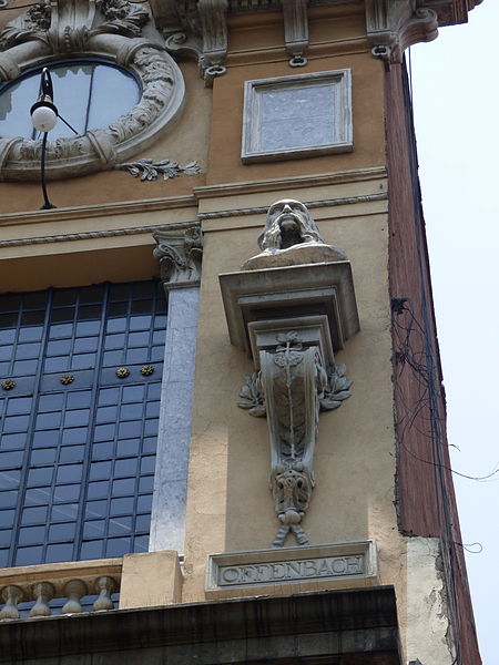 File:Busto de Jacques Offenbach en la fachada del Teatro de la Ciudad de México 2.JPG