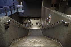 Trap en lift tussen het oostelijke perron en de Jubilee Line (beneden)